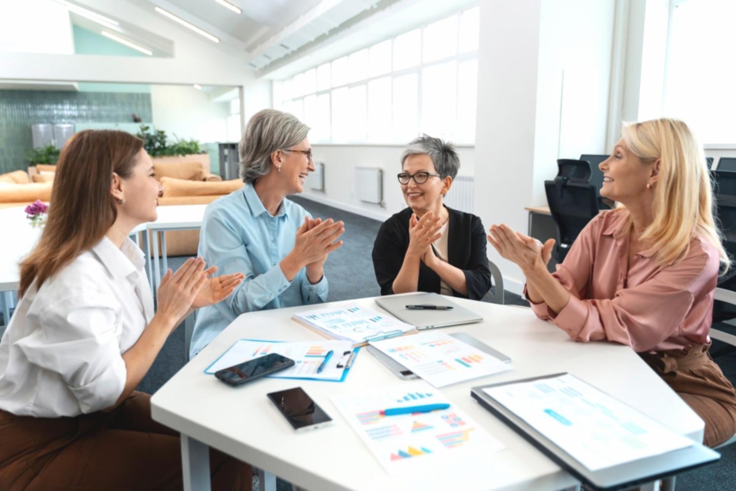 Equipo de lumoraphyric trabajando en estrategias de presupuesto continuo