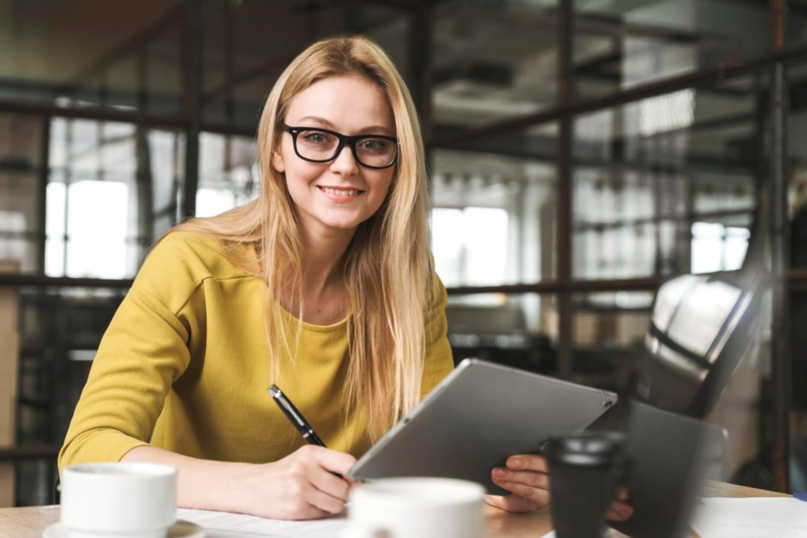 Espacio de trabajo con documentos financieros y calculadora